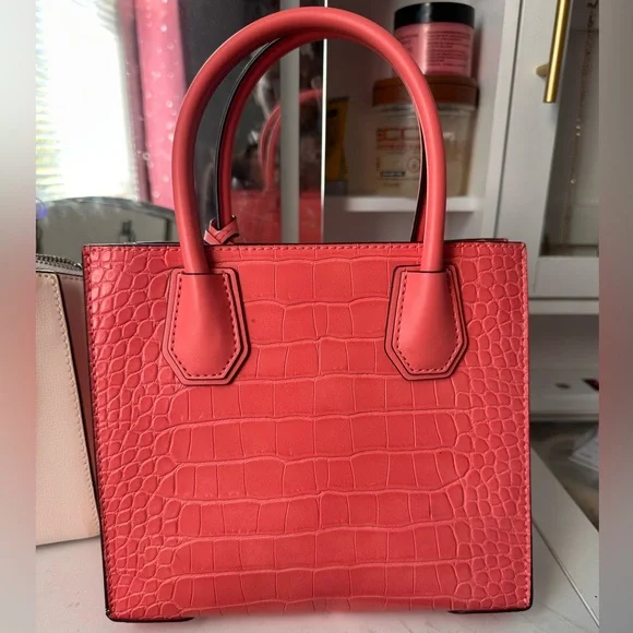 Micheal Kors Coral Pink hand bag - Picture 3 of 4